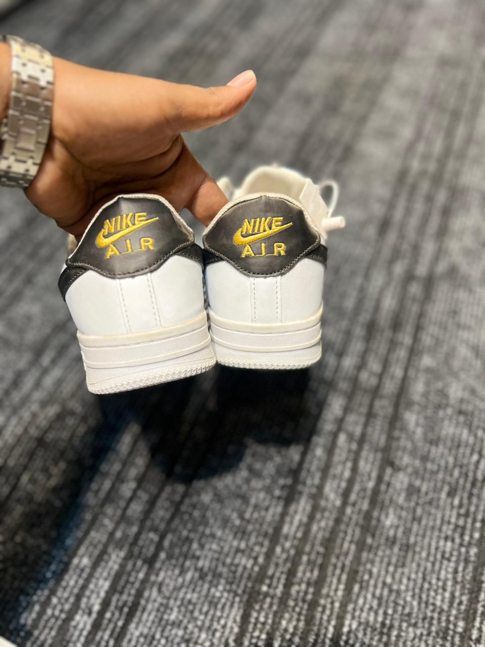 Nike Air Force 1 (Classic Premium Sneaker)