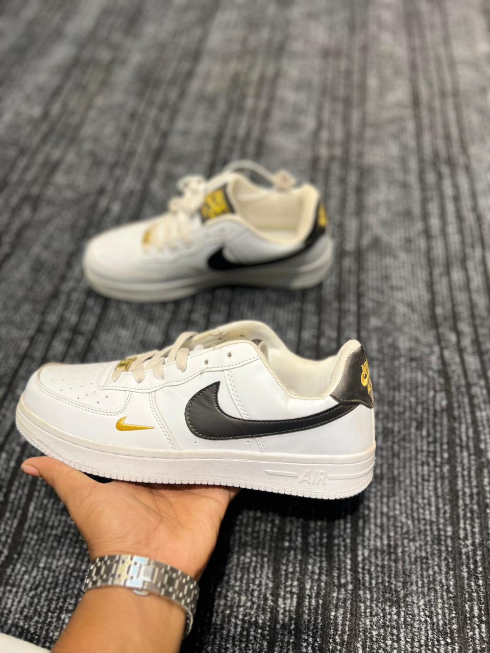 Nike Air Force 1 (Classic Premium Sneaker)
