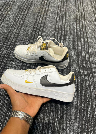 Nike Air Force 1 (Classic Premium Sneaker)