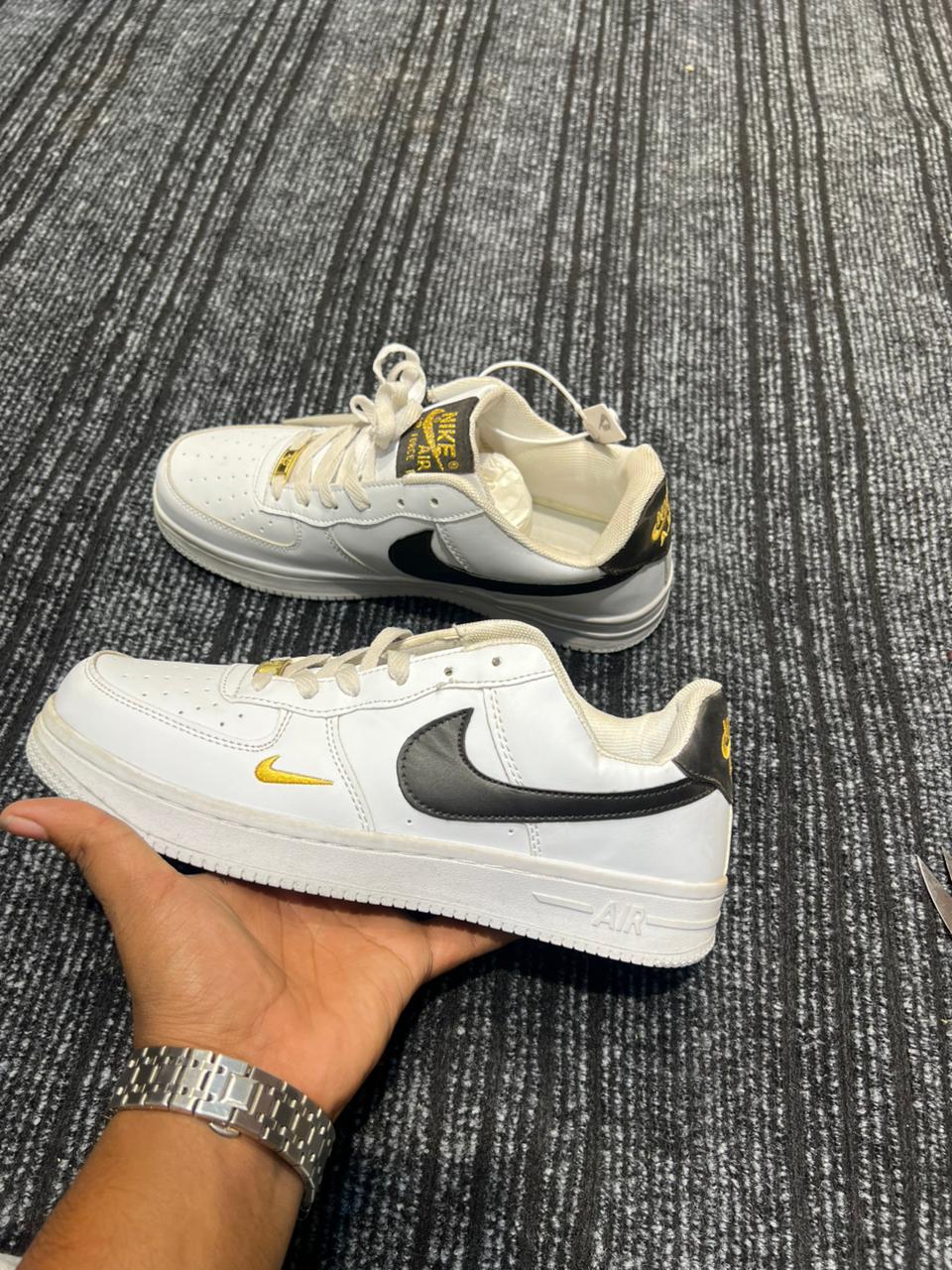 Nike Air Force 1 (Classic Premium Sneaker)